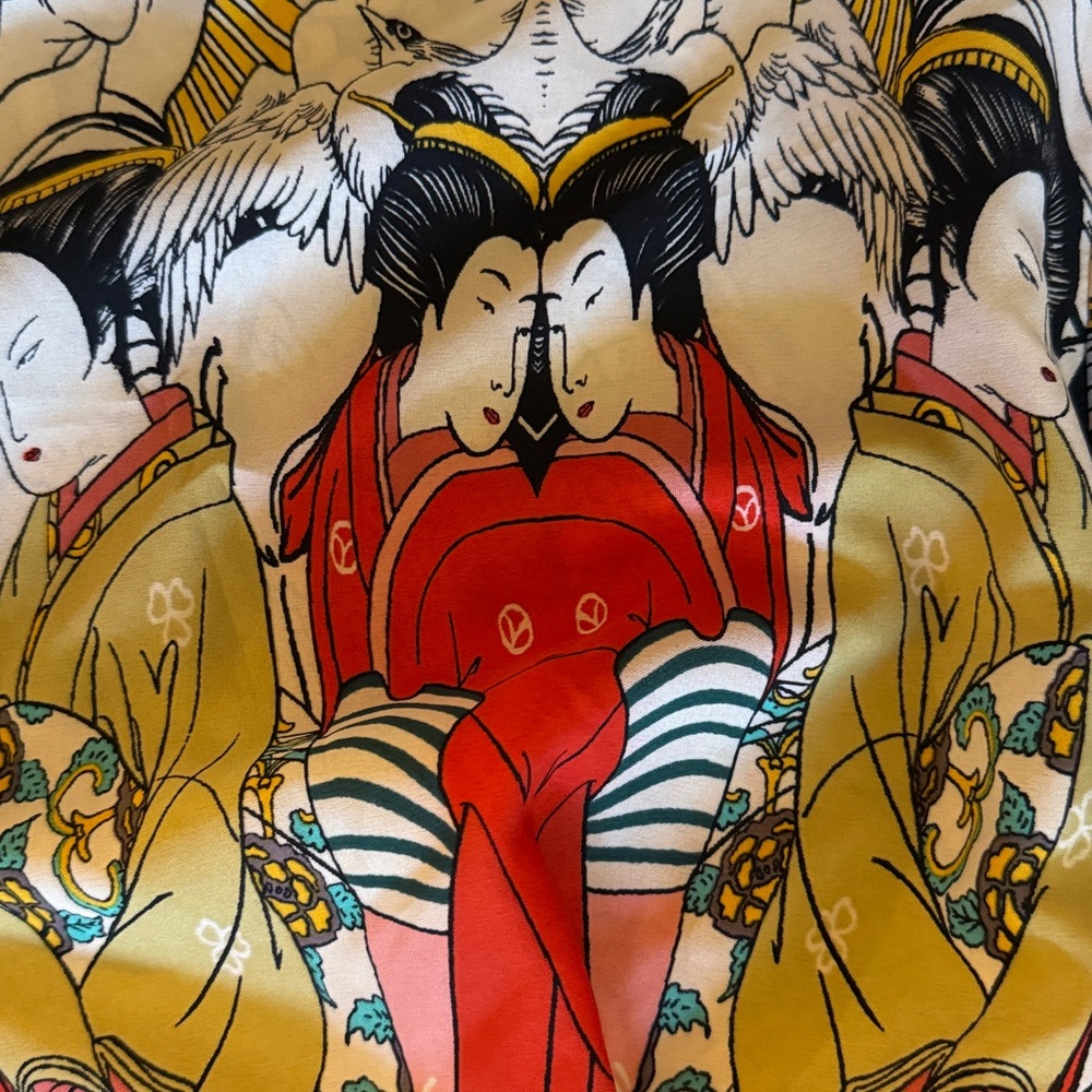 Kimono one size fits all!  
Traditional scenes on the fabric.
New, no tags. - Picture 7 of 8
